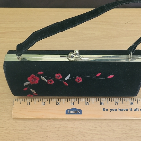 Elegant Black Floral Embroidered Clutch - Picture 8 of 9